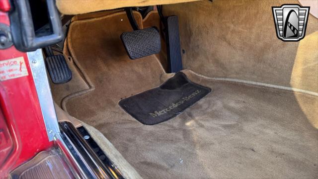 Photo of 1986 Red Mercedes-Benz 560SL