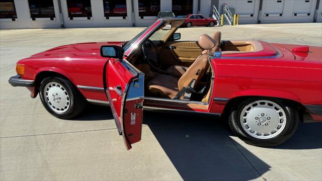 Photo of 1986 Red Mercedes-Benz 560SL