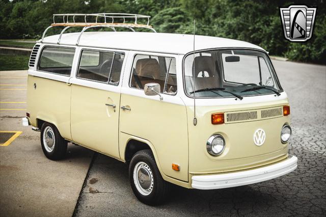 Photo of 1975 yellow Volkswagen Type 2