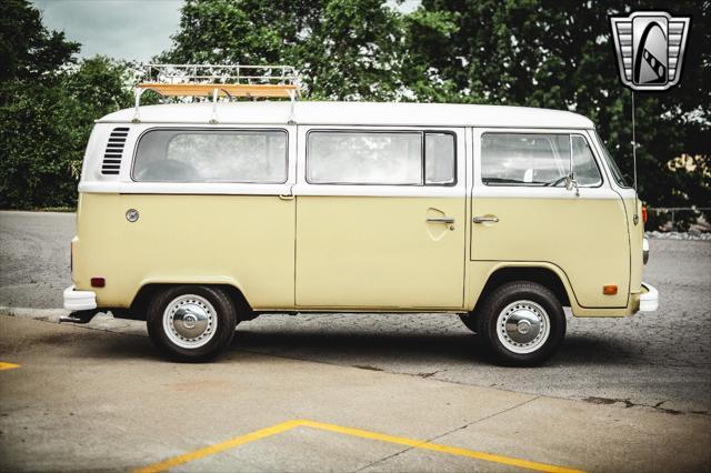 Photo of 1975 yellow Volkswagen Type 2