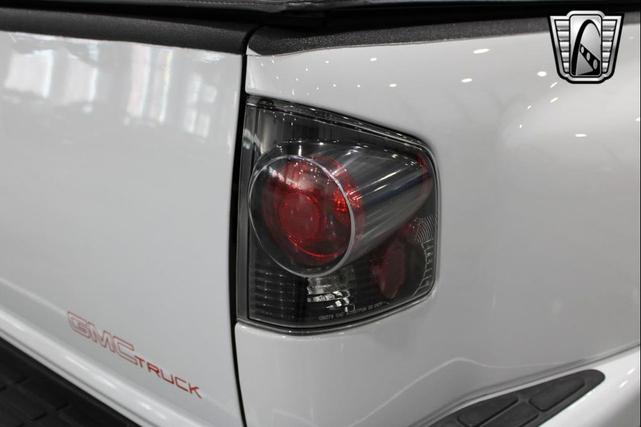 Photo of 2003 White GMC Sonoma