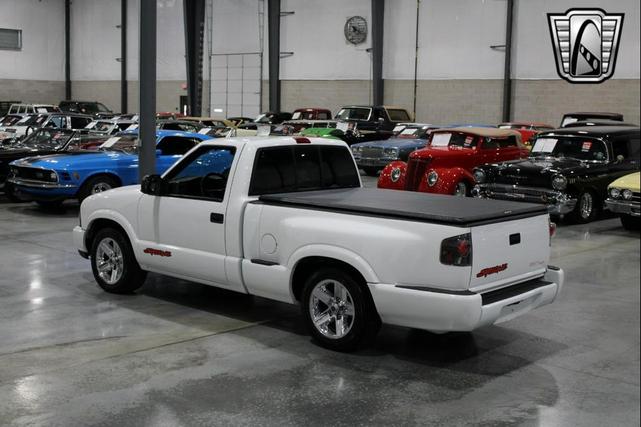 Photo of 2003 White GMC Sonoma