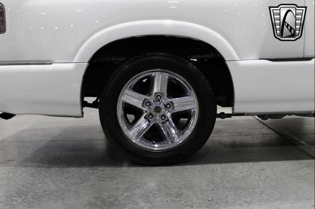 Photo of 2003 White GMC Sonoma
