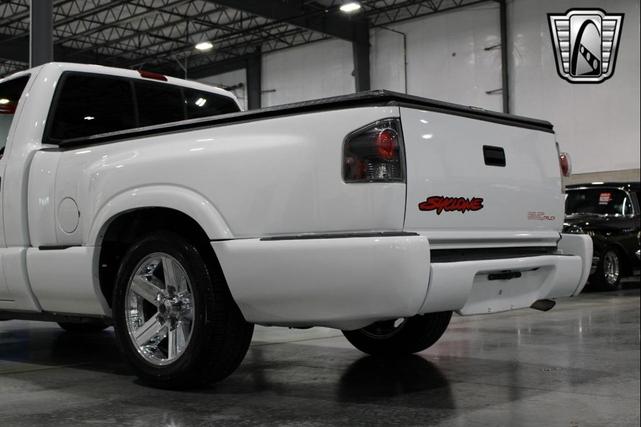 Photo of 2003 White GMC Sonoma
