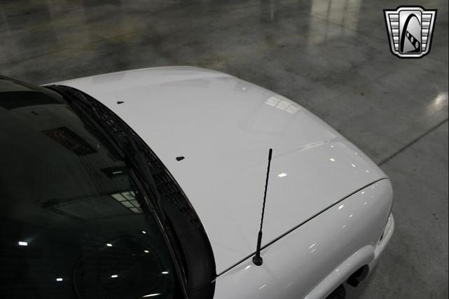Photo of 2003 White GMC Sonoma