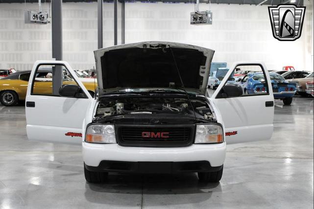 Photo of 2003 White GMC Sonoma