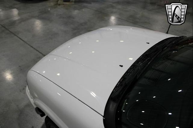 Photo of 2003 White GMC Sonoma