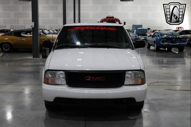 Photo of 2003 White GMC Sonoma