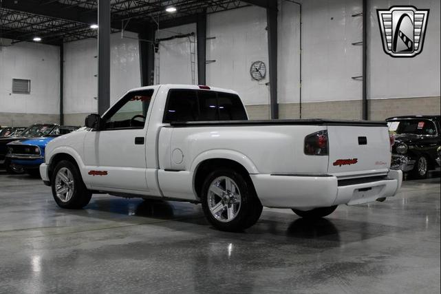 Photo of 2003 White GMC Sonoma