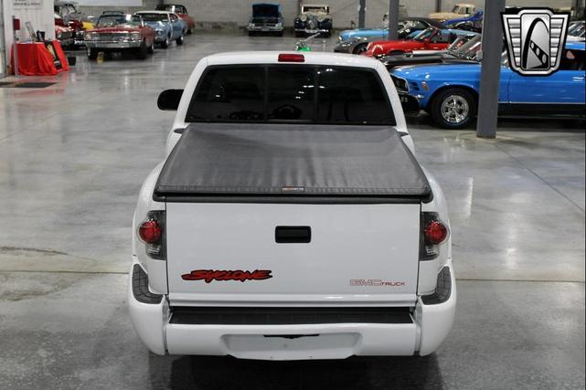 Photo of 2003 White GMC Sonoma