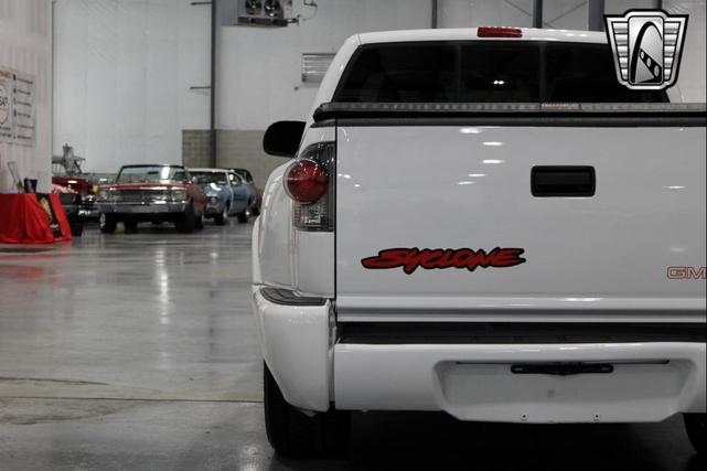 Photo of 2003 White GMC Sonoma