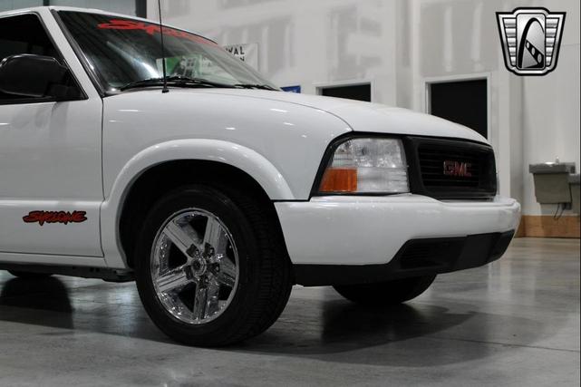 Photo of 2003 White GMC Sonoma