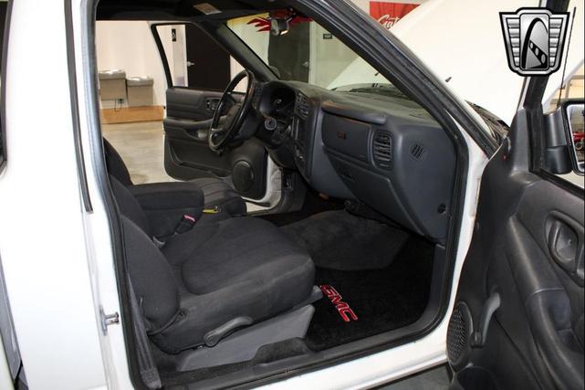 Photo of 2003 White GMC Sonoma
