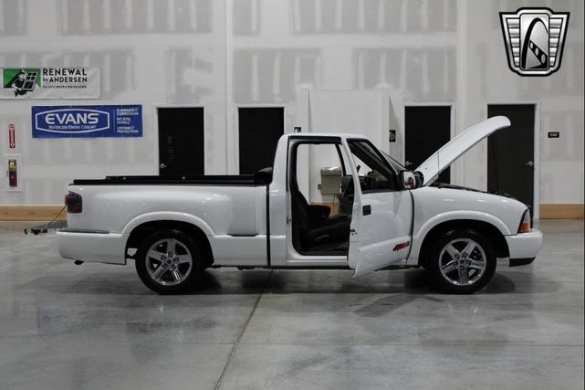 Photo of 2003 White GMC Sonoma