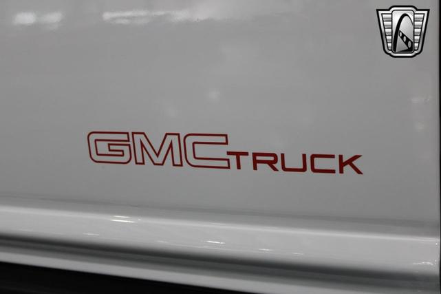 Photo of 2003 White GMC Sonoma