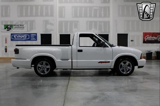 Photo of 2003 White GMC Sonoma