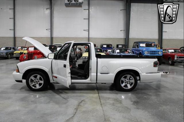 Photo of 2003 White GMC Sonoma