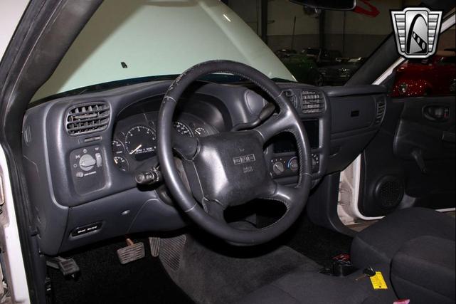 Photo of 2003 White GMC Sonoma