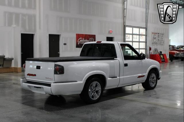 Photo of 2003 White GMC Sonoma
