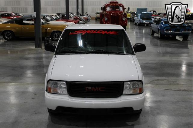 Photo of 2003 White GMC Sonoma