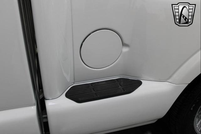 Photo of 2003 White GMC Sonoma