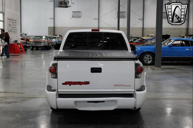 Photo of 2003 White GMC Sonoma