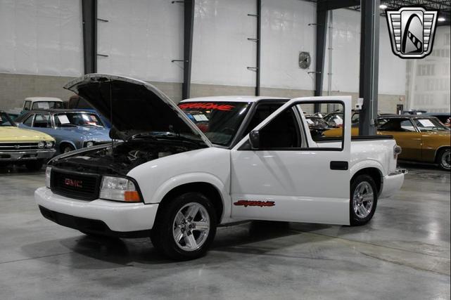 Photo of 2003 White GMC Sonoma