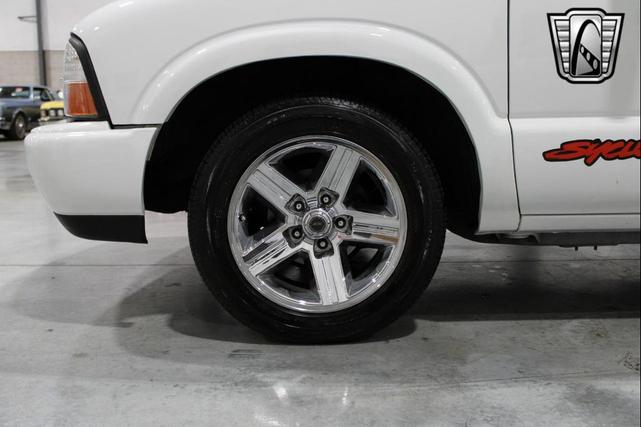 Photo of 2003 White GMC Sonoma
