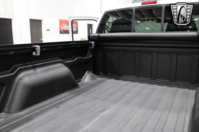 Photo of 2003 White GMC Sonoma