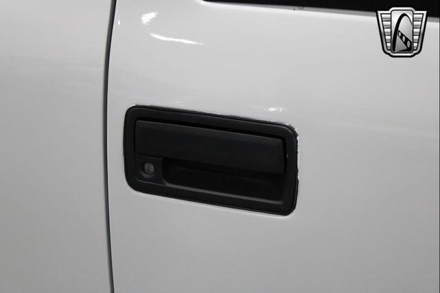 Photo of 2003 White GMC Sonoma