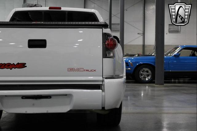 Photo of 2003 White GMC Sonoma