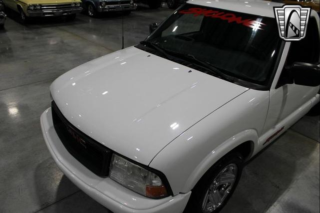 Photo of 2003 White GMC Sonoma