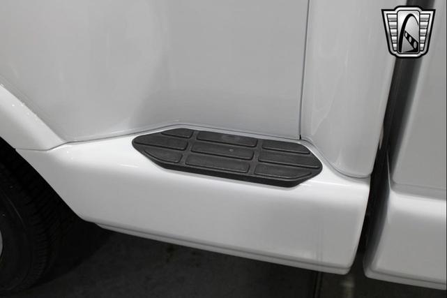 Photo of 2003 White GMC Sonoma