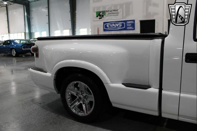 Photo of 2003 White GMC Sonoma