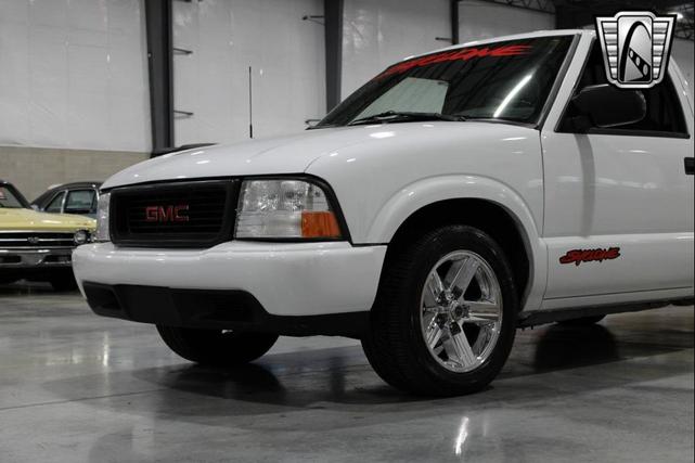 Photo of 2003 White GMC Sonoma