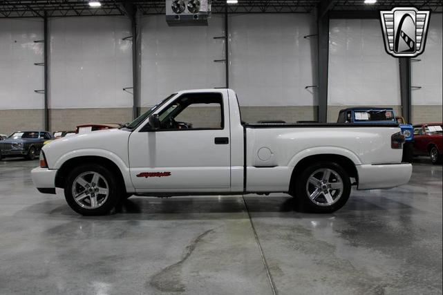 Photo of 2003 White GMC Sonoma