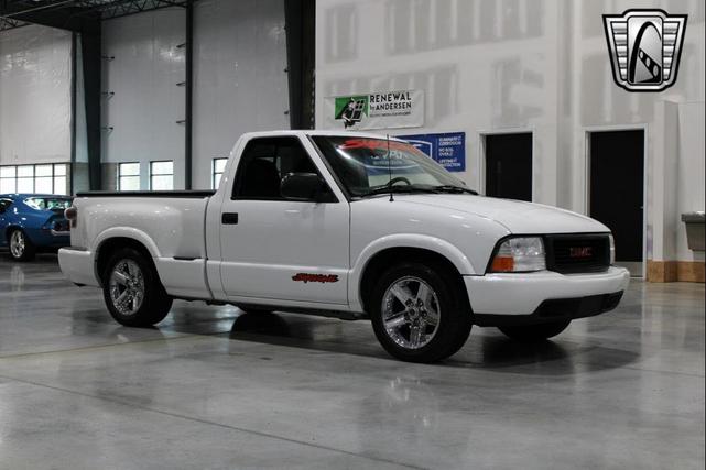 Photo of 2003 White GMC Sonoma