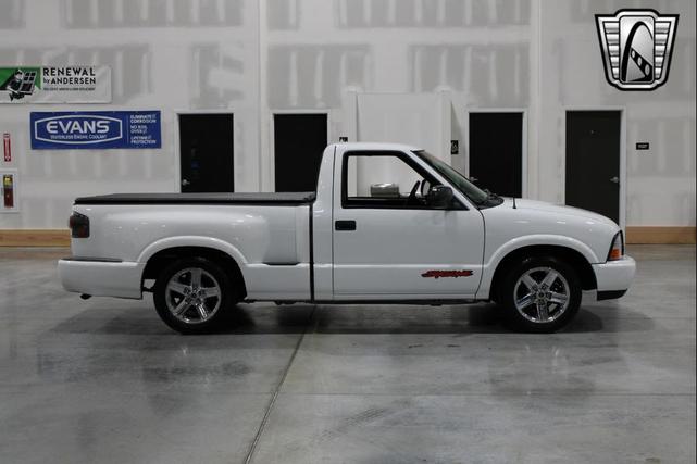 Photo of 2003 White GMC Sonoma