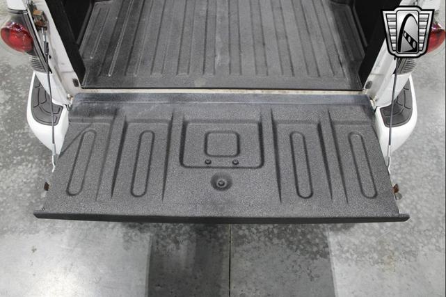 Photo of 2003 White GMC Sonoma