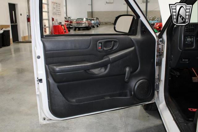 Photo of 2003 White GMC Sonoma