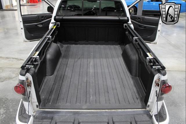 Photo of 2003 White GMC Sonoma