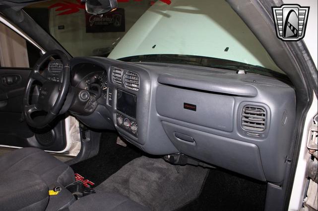 Photo of 2003 White GMC Sonoma