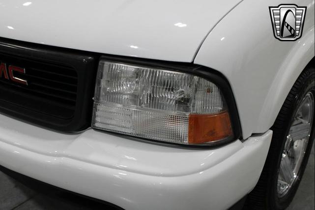 Photo of 2003 White GMC Sonoma