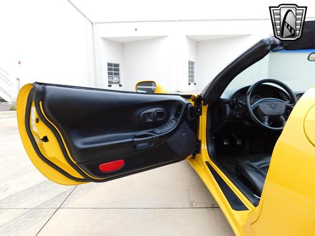 Photo of 2000 Yellow Chevrolet Corvette