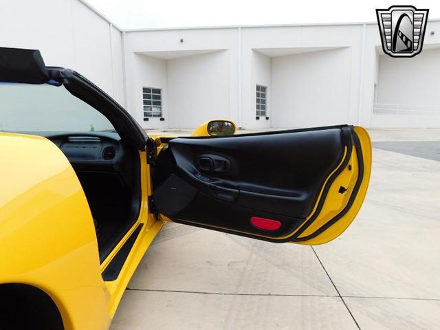 Photo of 2000 Yellow Chevrolet Corvette