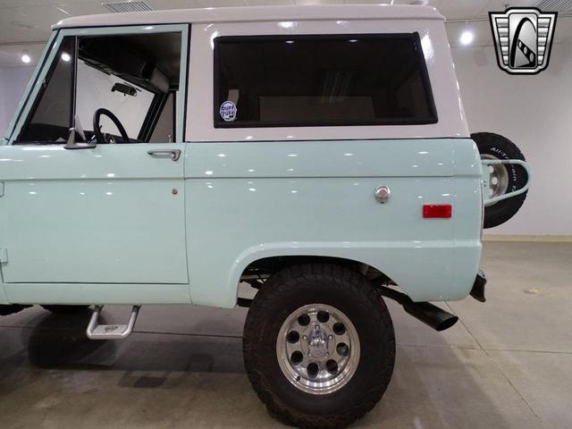 Photo of 1975 Sea foam Green Ford Bronco
