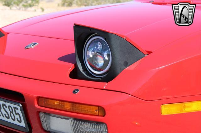 Photo of 1985 Red Porsche 944