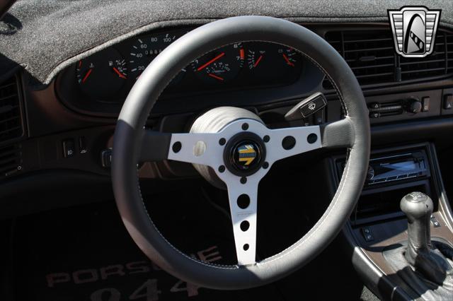 Photo of 1985 Red Porsche 944