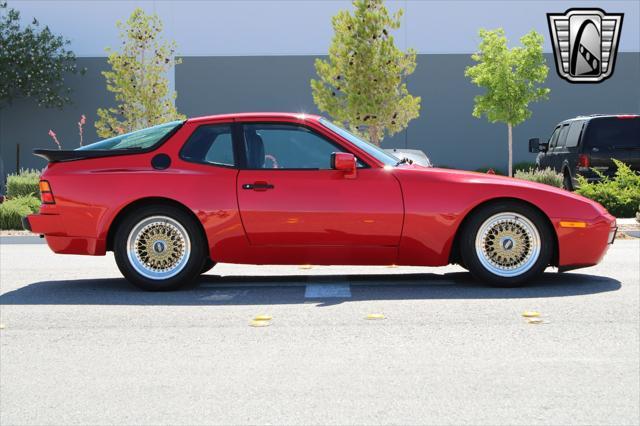 Photo of 1985 Red Porsche 944