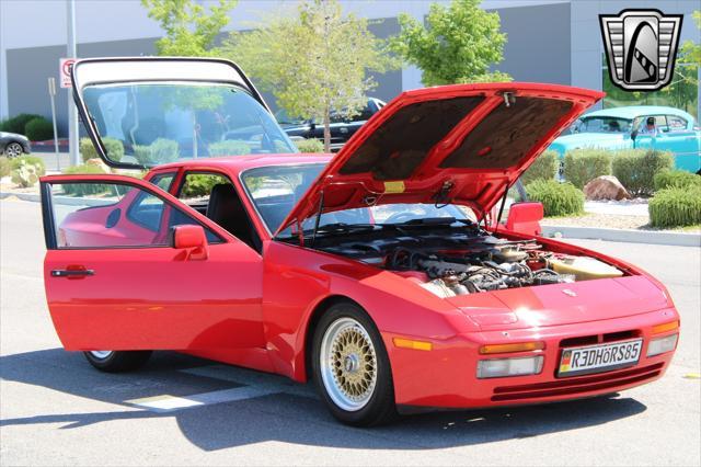 Photo of 1985 Red Porsche 944
